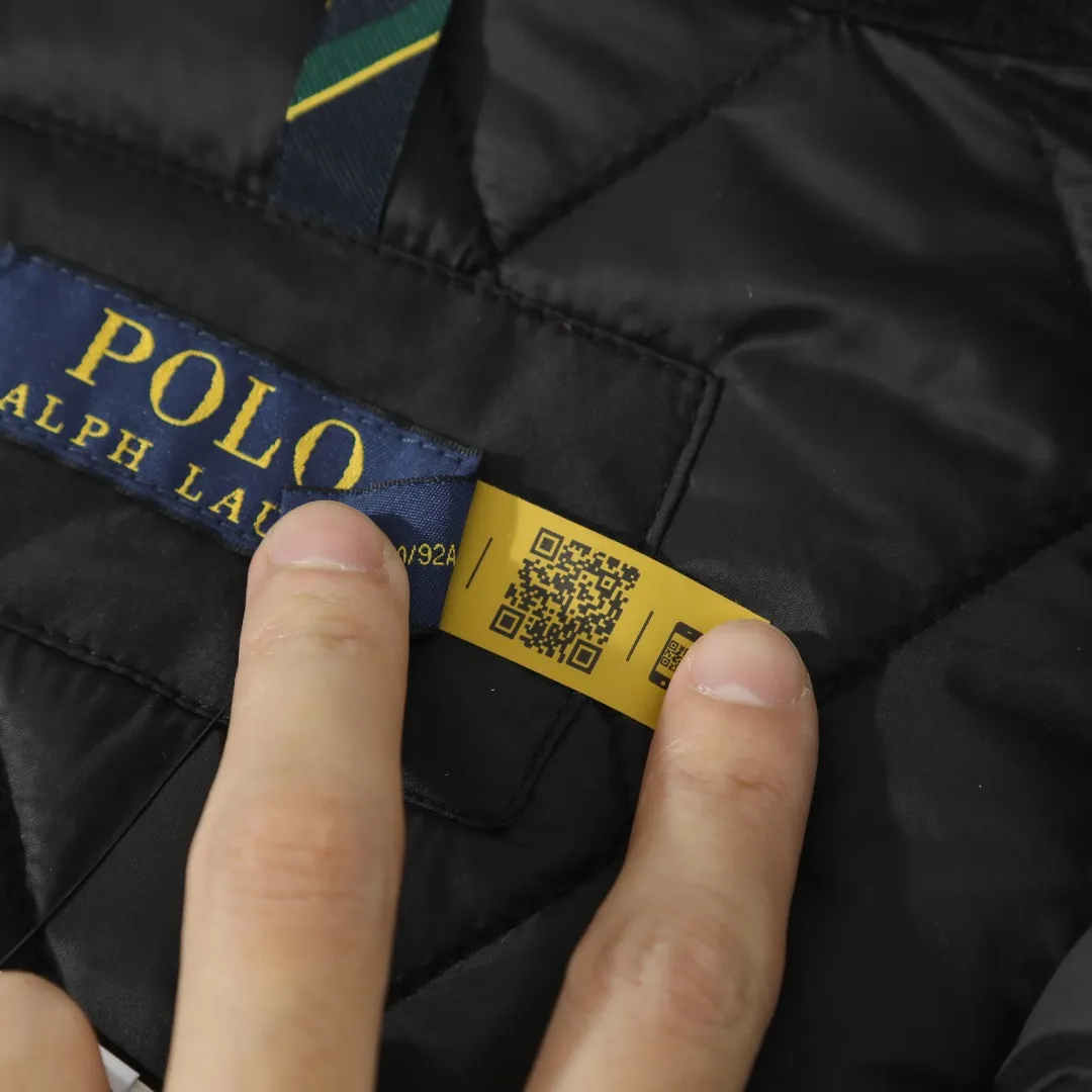 P370 #R50 Ralph Lauren/Ralph Lauren classic old money style workwear rhombus retro cotton jacket. Inspired by retro workwear, it reshapes the contemporary British style. Imported machine-pressed diamond quilting technology, every quilting line is accurately aligned, and the details are full of ingenuity; three-dimensional tailoring creates a neat H-shaped silhouette, and it can still remain light and straight when worn in multiple layers in autumn and winter. Customized metal buttons, low-key embellished textured corduroy lapel design, full of retro atmosphere, 37.5° temperature control black technology, breathable and moisture-proof, locks in temperature and sweat, waterproof and snow-proof fabric, no fear of bad weather, anti-run cotton patented technology, warm and soft, long-wearing without deformation, five high-end colors: navy | khaki | black | green | brown, easily suitable for commuting, leisure, and travel. Wearing one piece gives off a calm temperament of "old money style", and you can have both style and warmth in low-temperature weather.  Color: Navy blue, black, khaki, military green, brown Size: S M L